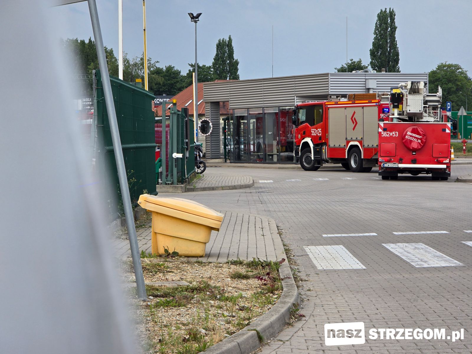 Niedzielna akcja strażaków w zakładzie pracy przy ulicy Piekarniczej [FOTO] 